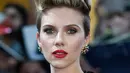 Bintang ‘Avengers’ Scarlett Johansson biasanya selalu tampil seksi dengan rambut panjang bergelombang. Kini rambut pirangnya semakin menonjolkan pesona Scarlett yang juga memangkas rambutnya menjadi cepak. (Bintang/EPA)