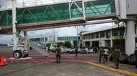 Akibat penyerbuan massa yang menolak kedatangan Fahri Hamzah, Bandara Sam Ratulangi alami kerusakan. (Liputan6.com/Yoseph Ikanubun)