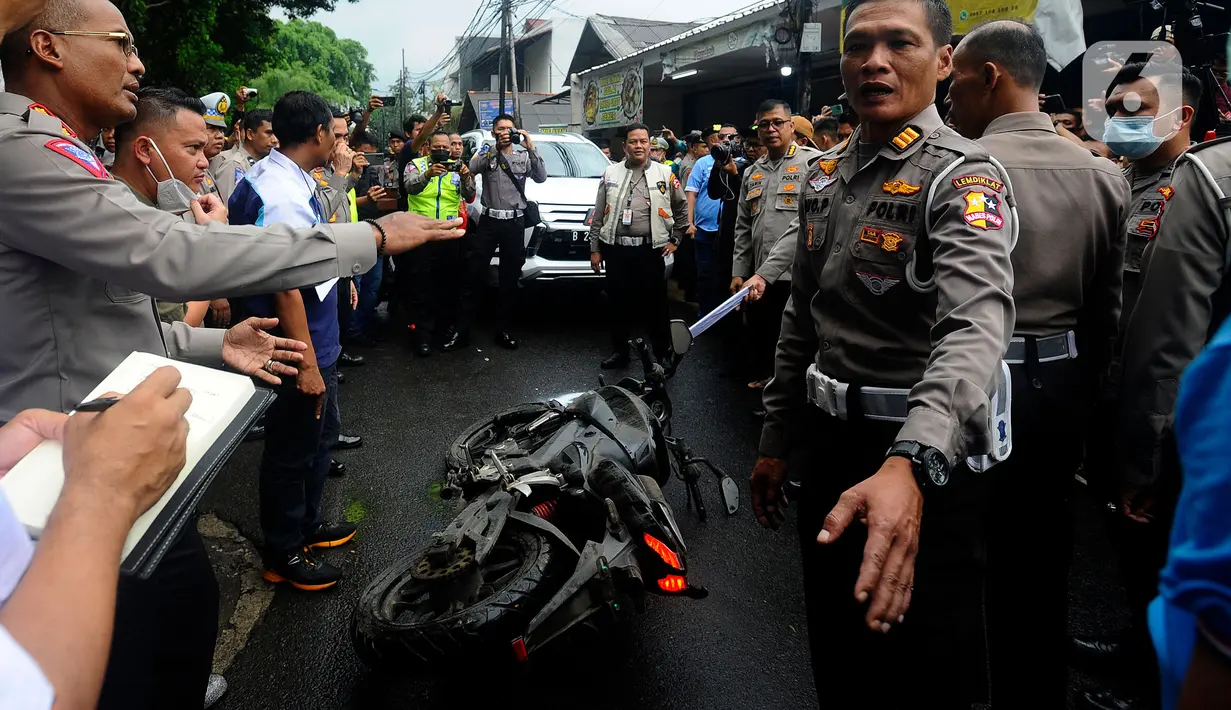 Polda Metro Jaya melakukan rekonstruksi ulang kasus kecelakaan yang menewaskan mahasiswa Universitas Indonesia (UI), M Hasya Attalah Syahputra (18), di Jalan Srengseng Sawah, Jagakarsa, Jakarta, Kamis (2/2/2023). Teksternal, seperti Kompolnas, BEM Universitas Indonesia, dan lembaga lainnya, diundang menghadiri rekonstruksi ini. (merdeka.com/Arie Basuki)
