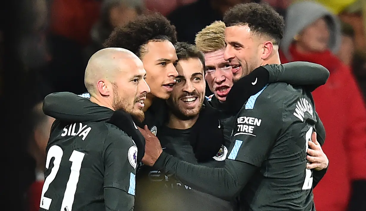 Para pemain Manchester City merayakan gol yang dicetak Bernardo Silva ke gawang Arsenal pada laga Premier League di Stadion Emirates, London, Kamis (1/3/2018). Arsenal kalah 0-3 dari City. (AFP/Glyn Kirk)