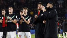 Ekspresi kecewa Mees Hilgers (kedua kanan) dan sejumlah pemain FC Twente setelah dikalahkan PSV pada laga lanjutan Liga Belanda 2024/2025 di Phillips Stadium, Eindhoven, Belanda, Sabtu (07/12/2024). (AFP/ANP/Maurice Van Steen)