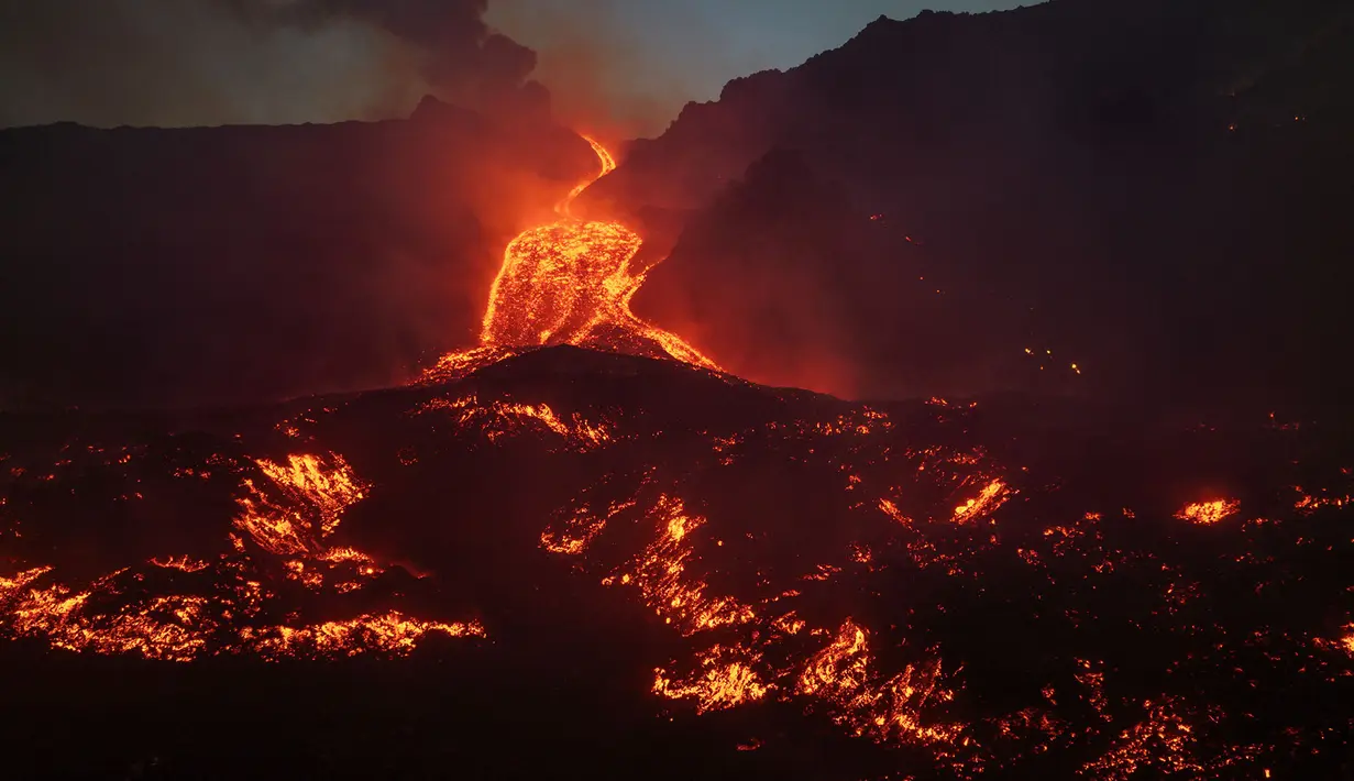 Aliran lava dari Gunung Etna saat erupsi di Catania, Sisilia Italia, Rabu, 12 Agustus 2026. (AFP/ Etna Walk)