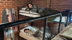 Diangkat dari urban legend Herlina, film ini menceritakan tentang gadis berkepribadian unik bernama Herlina yang sering mengalami perundungan oleh teman-temannya di pondok pesantren. Herlina diperankan oleh Ratu Sofya, sementara Adhisty Zara memerankan tokoh bernama Ranum. Ranum diceritakan sebagai santriwati teladan dan patuh dengan peraturan pondok pesantren. (Liputan6.com/IG/@zaraadhsty)