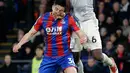 Pemain Manchester United Paul Pogba berebut bola di udara dengan pemain Crystal Palace Martin Kelly saat pertandingan Liga Inggris di Selhurst Park, London (5/3). Gol ketiga MU berhasil dicetak oleh Nemanja Matic  pada menit ke-90+1.(AP Photo/Tim Ireland)