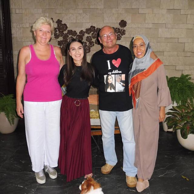 Jarang Terekspos, Ini 6 Momen Kebersamaan Irish Bella dan Ayah Bulenya