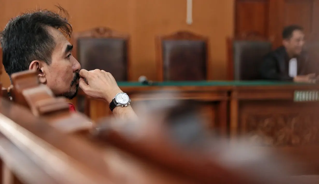 "Saya lebih senang sidang ini secara terbuka. Karena kita semua bisa tahu benar atau tidak kasus ini. Ada indikasi rekayasa atau tidak kasus ini," sambung Ahmad Rifai. (Adrian Putra/Bintang.com)