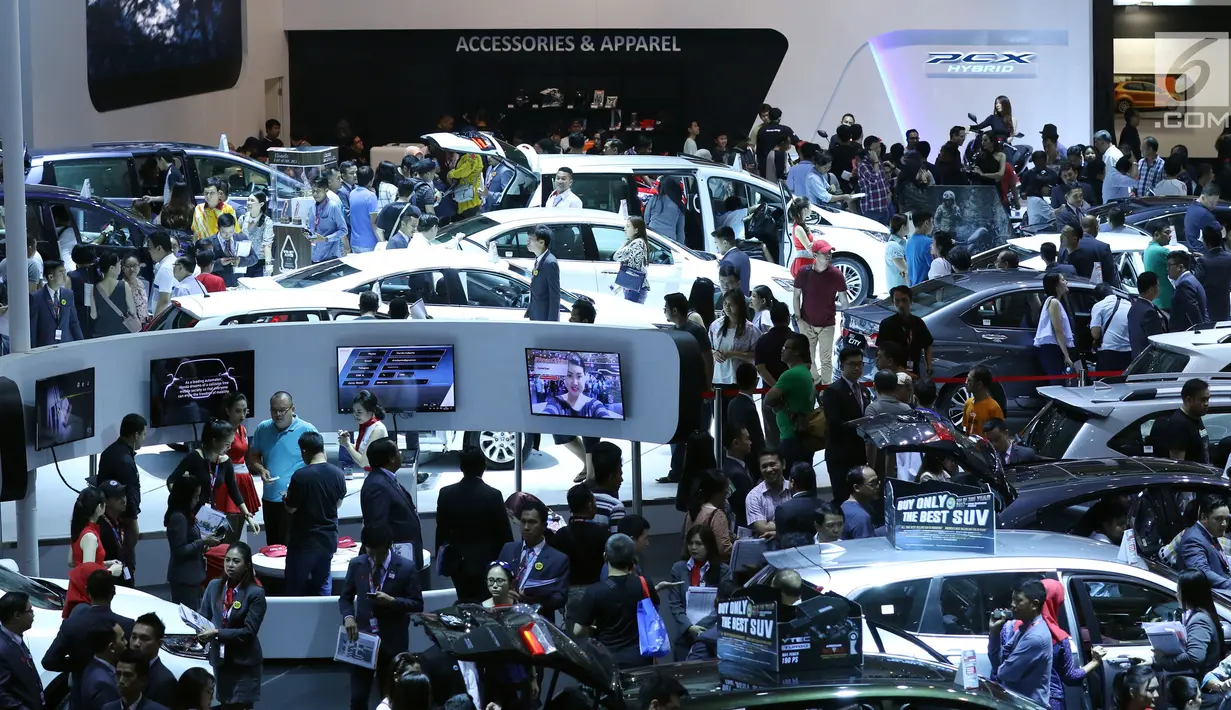 Pengunjung memadati stand pameran mobil pada Indonesia International Motor Show 2018 di JIExpo, Jakarta, Minggu (29/4). Penyelenggara meyakini IIMS 2018 mampu melampaui target transaksi yang ditetapkan Rp3,3 triliun. (Liputan6.com/Helmi Fithriansyah)