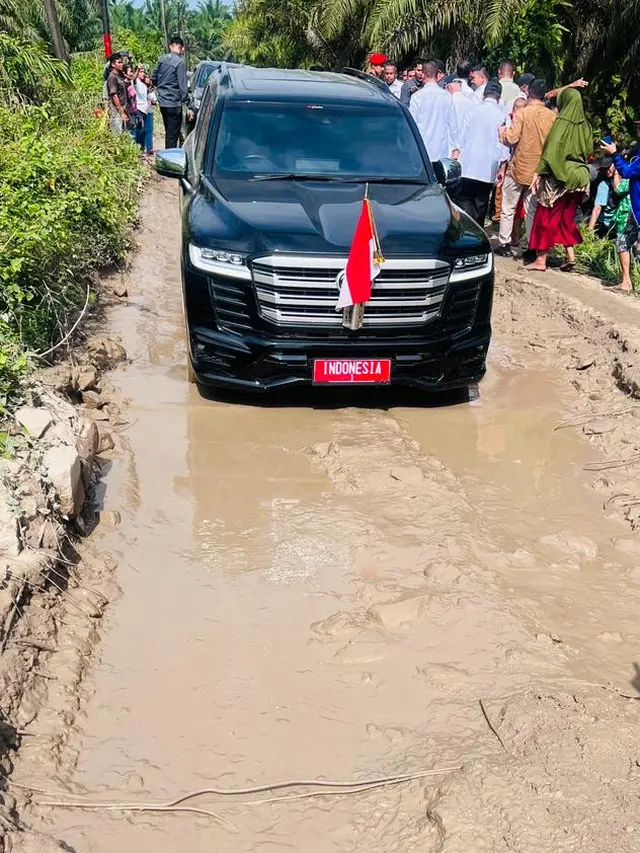 Presiden Joko Widodo atau Jokowi meninjau kondisi ruas jalan Gunting Saga di Kabupaten Labuhanbatu Utara, Sumatera Utara (Sumut), Rabu (17/5/2023).