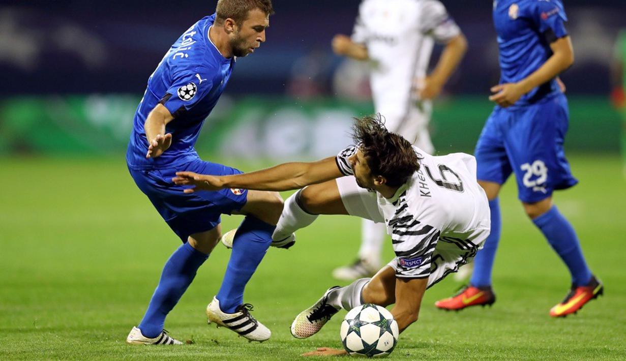 Pemain Dinamo Zagreb, Domagoj Antoliae, melanggar pemain Juventus, Sami Khedira, dalam laga kedua Grup H Liga Champions di Stadion Maksimir, Rabu (28/9/2016) dini hari WIB. (AFP)