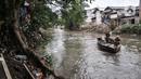 Warga bantaran saat menggunakan jasa perahu eretan untuk menyeberangi Kali Ciliwung, Jakarta, Selasa (31/1/2023). Diketahui, Pemprov DKI menganggarkan Rp 700 miliar untuk pembebasan lahan normalisasi Ciliwung menggunakan anggaran itu masuk Rancangan Peraturan Daerah tentang APBD DKI Tahun Anggaran 2023. (merdeka.com/Iqbal S Nugroho)