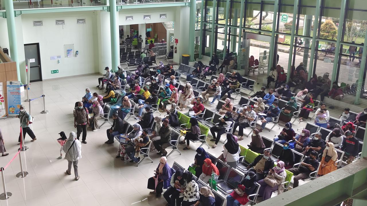 Sejumlah pasien meminta pelayanan kesehatan di RSUD KISA Kota Depok.