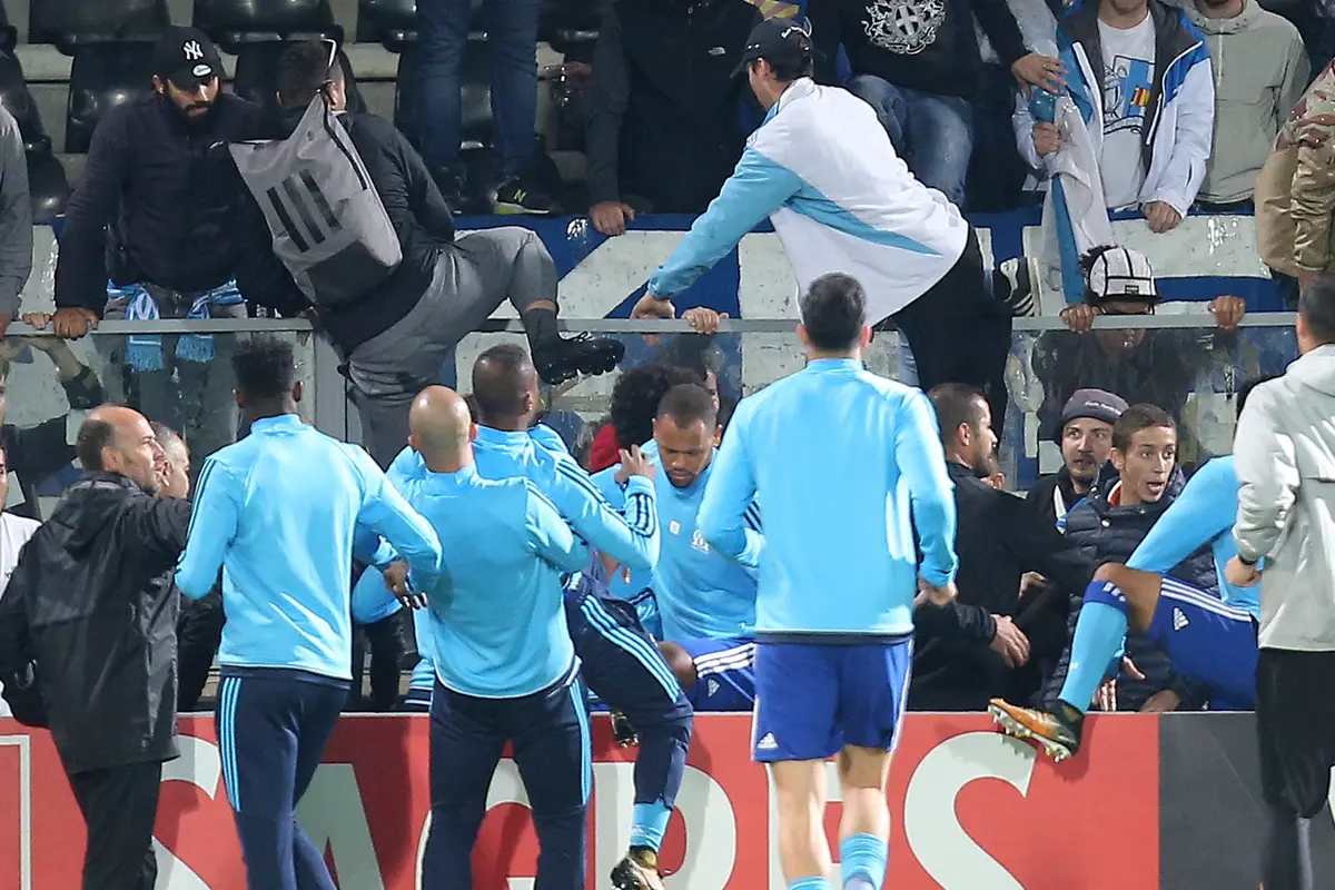 Patrice Evra Tendang Suporter Sendiri