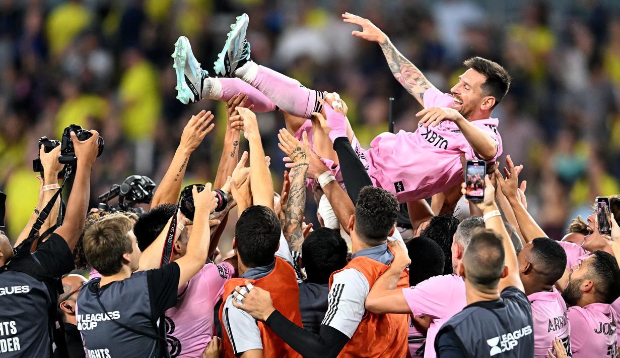 Pemain Inter Miami, Lionel Messi melakukan selebrasi bersama rekan-rekannya setelah memenangkan laga final Piala Liga melawan Nashville SC di Geodis Park, Nashville, Tennessee, 19 Augustus 2023. (AFP/Chandan Khanna)