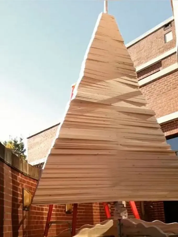 [Bintang] Tak Melulu dari Daun, Ini Inspirasi Pohon Natal dari Kayu Spiral!