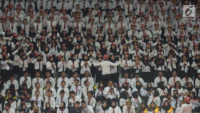 Sejumlah CPNS mengikuti Presidential Lecture 2019 di Istora Senayan, Jakarta, Rabu (24/7/2019). Kegiatan yang diikuti oleh 6.148 CPNS hasil seleksi tahun 2018 itu mengangkat tema Sinergi Untuk Melayani. (merdeka.com/Imam Buhori)