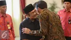 Mantan  Presiden Ke-3 RI Baharuddin Jusuf Habibie bersalaman dengan Presiden Joko Widodo untuk menghadiri jamuan makan siang di Istana Merdeka, Jakarta, Selasa (13/10/2015). (Liputan6.com/Faizal Fanani)