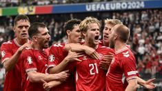 Pemain Denmark, Morten Hjulmand melakukan selebrasi bersama rekan-rekannya setelah mencetak gol penyeimbang 1-1 ke gawang Inggris pada laga Grup C Euro 2024 di Frankfurt Arena, Frankfurt, Jerman, Jumat (21/06/2024) WIB. (AFP/Angelos Tzortzinis)