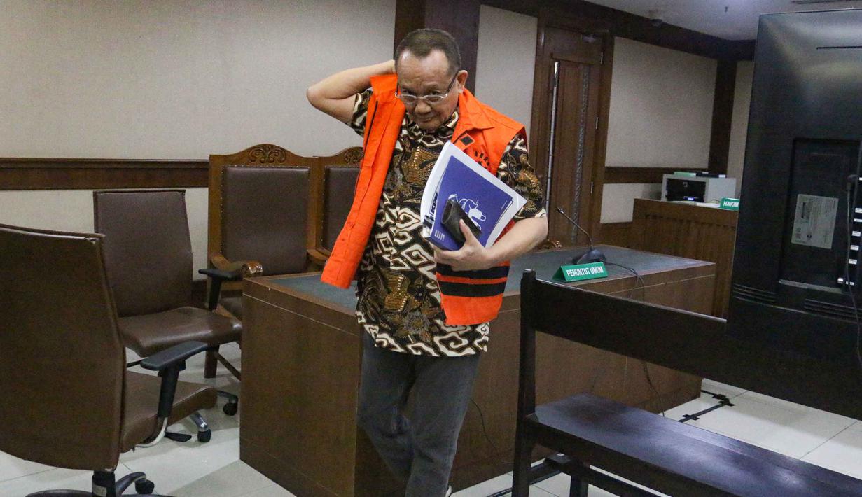 Mantan narapidana kasus suap penanganan perkara di lingkungan Mahkamah Agung (MA), Nurhadi, berjalan usai mengikuti sidang di Pengadilan Tindak Pidana Korupsi (Tipikor), Jakarta, Selasa (18/11/2025). Nurhadi, mantan narapidana kasus suap penanganan perkara di lingkungan Mahkamah Agung (MA), kembali didakwa atas dugaan tindak pidana korupsi dan tindak pidana pencucian uang (TPPU). (merdeka.com/Arie Basuki)