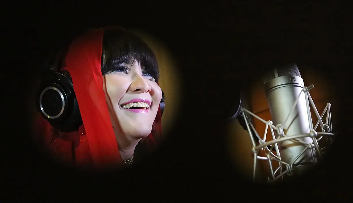 Single Jangan Putus Bersyukur merupakan single keenamnya. Sedangkan hasil dari single tersebut, sebagian besar dialokasikan kepada yang membutuhkan. Ia kembali menegaskan, bahwa Syiar Voice mengajak bersyukur lewat syair. (Bambang E. Ros/Bintang.com)