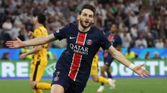 Pemain PSG, Khvicha Kvaratskhelia melakukan selebrasi setelah mencetak gol keempat timnya ke gawang Inter Milan dalam laga final Liga Champions 2024/2025 di Allianz Arena, Munchen, Jerman, Minggu (01/06/2025) dini hari WIB. (AFP/Franck Fife)