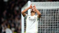Pemain Real Madrid, Jude Bellingham, melakukan selebrasi setelah mencetak gol dalam laga kontra AS Monaco pada matchday ketujuh Liga Champions 2025/2026 di Santiago Bernabeu, Rabu (21/1/2026) dini hari WIB. (AP Photo/Jose Breton)