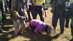 Pendaki sujud syukur setelah tiba di samping Kantor Kecamatan Sembalun, Lombok Timur, Nusa Tenggara Barat (NTB), Selasa (31/7). Tim gabungan berhasil mengevakuasi tiga pendaki yang sempat terjebak di Gunung Rinjani. (Liputan6.com/HO/Pendam Udayana)