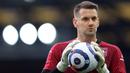 Tom Heaton. Kiper Inggris berusia 35 tahun ini kembali ke Manchester United, klub akademinya saat di awal karier, dan sempat memperkuat tim under-17 Setan Merah. Ia sempat dipinjamkan ke beberapa klub dan terakhir bermain dua musim di Aston Villa. (Foto: AFP/Pool/Naomi Baker)