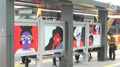Suasana halte bus yang dihiasi karya seni rupa di Jalan Jenderal Sudirman, Jakarta, Selasa (27/8/2019). Karya seni yang dipajang di halte bus dan stasiun MRT tersebut dibuat dalam rangkaian acara Jakarta Art Week 2019. (Liputan6.com/Immanuel Antonius)