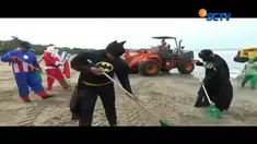 Di Pantai Kuta, Bali, ada superhero yang sedang bersih-bersih, lho!