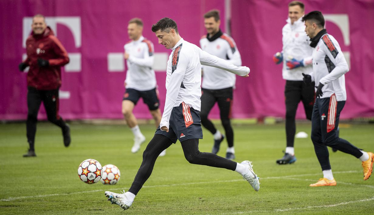 Penyerang Bayern Munchen, Robert Lewandowski berlatih selama sesi latihan di Munich, Jerman, Selasa (5/4/2022). Bayern Munchen akan bertanding melawan Villarreal pada leg pertama perempat final Liga Champions di Estadio de la Ceramica, Spanyol. (Matthias Balk/dpa via AP)