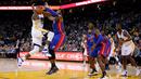 Pebasket Golden State Warriors Draymond Green kehilangan kontrol bola saat dibayangi pebasket Detroit Pistons Andre Drummond di ORACLE Arena, California, Senin (9/11/2015). Warriors menang 109-95. (Getty Images/AFP/Ezra Shaw)