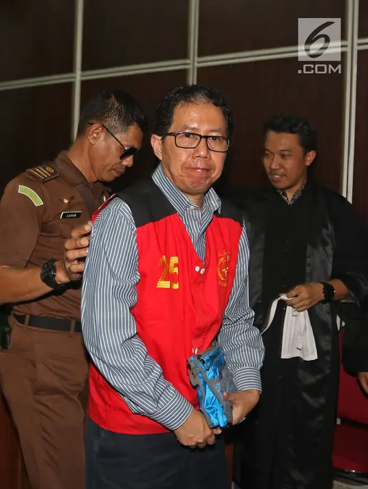 Terdakwa kasus penghancuran barang bukti dugaan pengaturan skor Joko Driyono usai menjalani sidang pembacaan tuntutan di PN Jakarta Selatan, Jakarta, Kamis (4/7/2019). Jaksa mempertimbangkan hal yang meringankan antara lain terdakwa mengakui perbuatannya dan bersikap sopan. (Liputan6.com/Herman Zakh