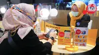Customer service melayani pelanggan pada Hari Pelanggan Nasional (Harpelnas) di gerai Indosat Ooredoo Mall Kota Kasablanka, Jakarta, Sabtu (04/9/2021). Harpelnas 2021, Indosat Ooredoo melalui IM3 Ooredoo, menghadirkan Gerai Online Indosat Ooredoo. (Liputan6.com/HO/Rizki)
