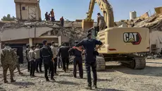 Pasukan keamanan dan personel darurat bekerja di lokasi serangan di utara distrik al-Miqdadiyah di provinsi Dayala, Irak, Rabu,  29 Juli 2026. (AFP/ Younis Al-Bayati)