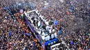Pemain Inter Milan melakukan pawai juara Liga Italia dengan berkeliling kota Milan, Minggu (28/4/2024). Ini gelar juara ke-20. (AFP/Piero Cruciatti)