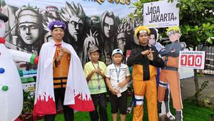 Sejumlah anggota polisi tampak berpatroli bukan dengan seragam cokelat khasnya, melainkan dengan kostum karakter anime populer, Naruto. (Istimewa)