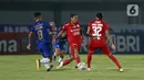 Pemain Persija Jakarta, Tony Sucipto, berusaha melewati pemain PSIS Semarang pada laga BRI Liga 1 di Stadion Indomilk Arena, Tangerang, Minggu (12/9/2021). Pertandingan berakhir 2-2. (Bola.com/M. Iqbal Ichsan)