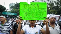 Massa yang tergabung dalam Asosiasi Driver Online (ADO) menggelar aksi di depan Istana, Jakarta, Senin (19/9). Para sopir online ini menolak diberlakukan ujian kendaraan bermotor (KIR) menggunakan SIM A UMUM per 1 Oktober 2016 (Liputan6.com/Faizal Fanani)