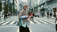 Melalui akun Instagram, mantan istri Desta ini juga terlihat mengunggah foto saat berada di Jepang.Unggahan Natasha Rizky yang memperlihatkan berbagai sudut kota di Jepang juga banjir pujian. (Liputan6.com/IG/@natasharizkynew)