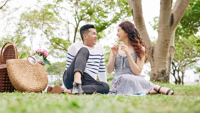 couple kencan bahagia