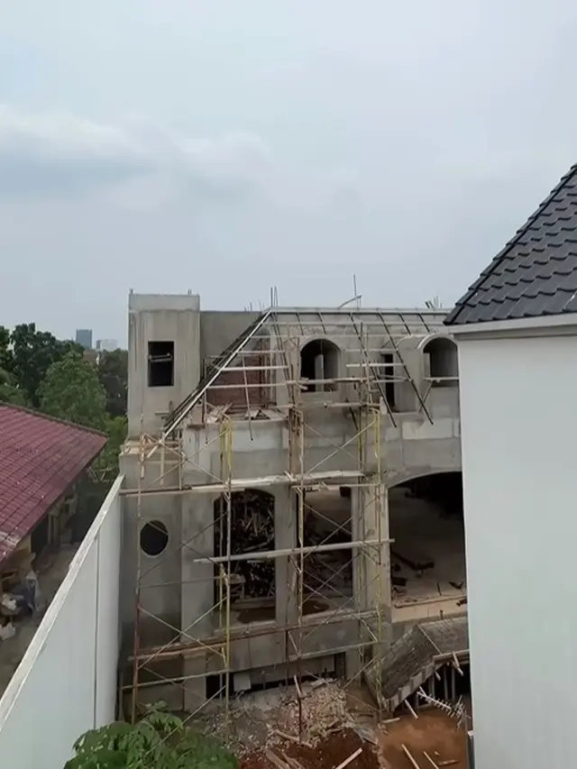 Potret pemandangan rumah baru Ayu Dewi dari rumah lamanya (Sumber: Instagram/mrsayudewi)