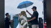 Aksi Happy Asmara Pakai Selimut Hermes dan Dipayungi di Atas Panggung Jadi Sorotan.&nbsp; foto: TikTok @saidhusen995