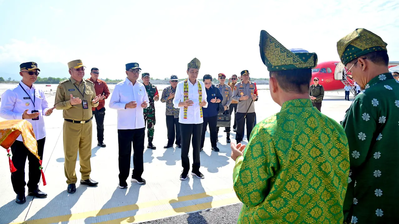 Momen Presiden Joko Widodo (Jokowi) disambut prosesi Adat Tepung Tawar saat tiba di Bandara Singkawang, Kalimantan Barat.