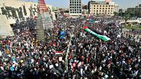 Pengunjuk rasa meneriakkan slogan sambil mengibarkan bendera Irak dan Palestina saat demonstrasi di Tahrir Square, Baghdad, Irak, Sabtu (15/5/2021). Pengunjuk rasa berkumpul di Baghdad untuk menunjukkan dukungan bagi warga Palestina di Gaza dan mengutuk serangan Israel. (AP Photo/Khalid Mohammed)