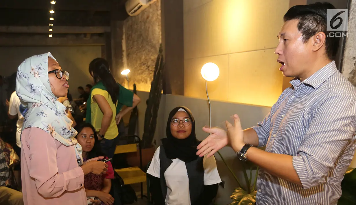 Penyandang tuna rungu berbicara menggunakan bahasa isyarat saat peluncuran  aplikasi JakSL di Jakarta, Kamis (9/8). (Liputan6.com/Fery Pradolo)