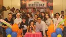 Potret keseruan ulang tahun Adzwa Aurell. Foto tersebut diunggah oleh Adzwa pada 29 September 2024 di laman Instagramnya. Perayaannya sederhana, namun kebersamaannya berharga dan tak terlupakan. Para pemain Mermaid in Love memang sering saling merayakan setiap momen penting, mulai dari perayaan ulang tahun sampai momen pernikahan. (Liputan6.com/IG/@iniadzwaaurell)