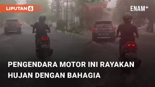 VIDEO: Akhirnya Hujan, Pengendara Motor Ini Rayakan Dengan Bahagia