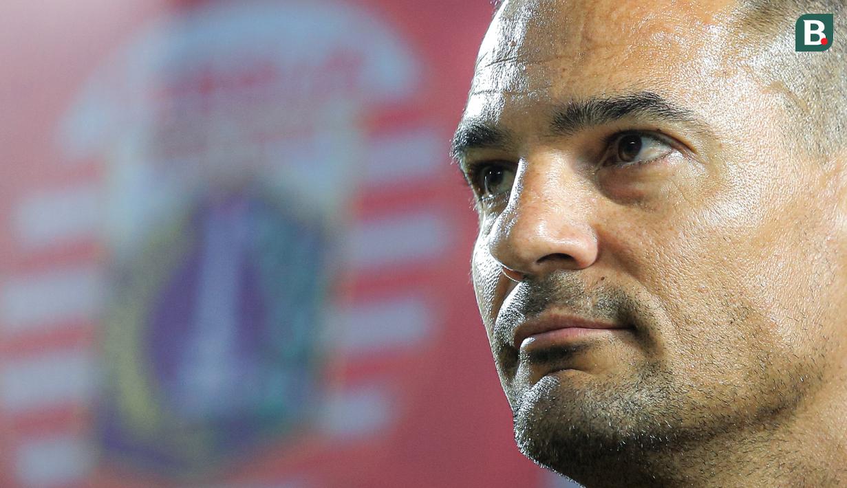 Pelatih baru Persija Jakarta, Carlos Pena saat konferensi pers yang berlangsung di Nirwana Park, Bojongsari, Sawangan, Sabtu (29/06/2024). (Bola.com/Bagaskara Lazuardi)