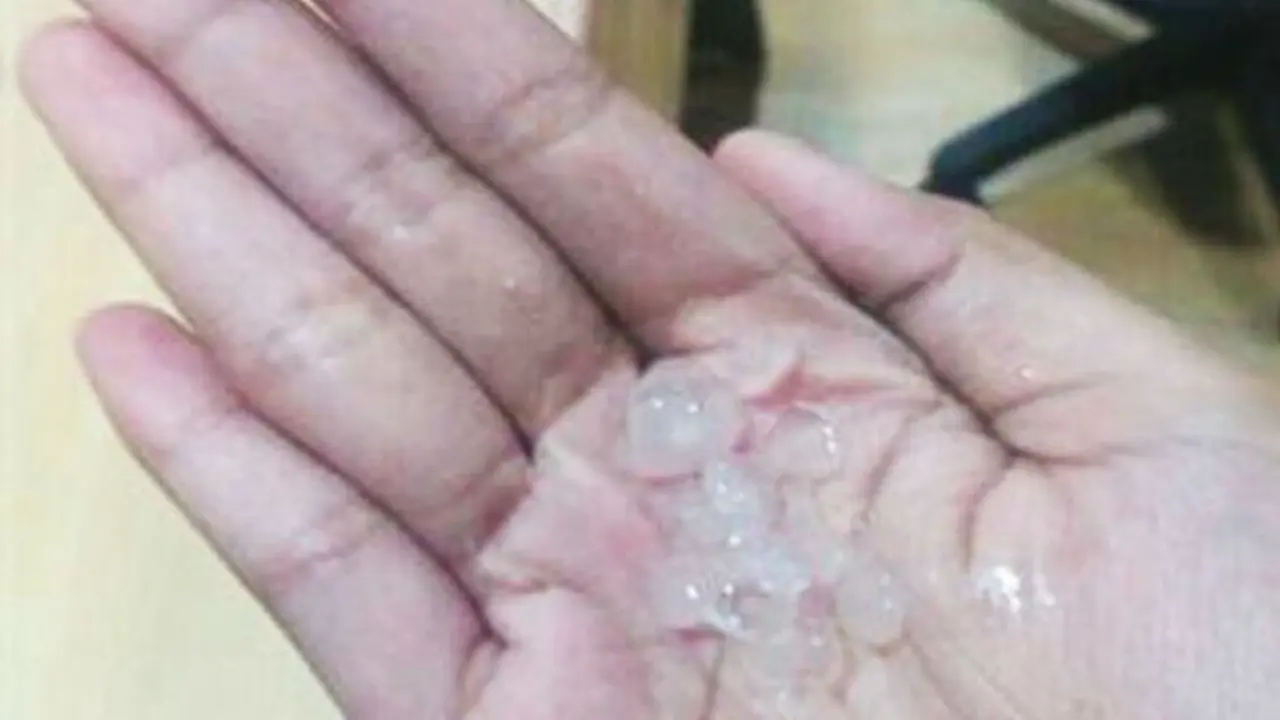Hujan Es Buat Heboh Warga dan Netizen Cirebon