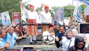 Pasangan bakal calon Gubernur Riau dan Wakil Gubernur Riau Abdul Wahid-SF Hariyanto mendaftar ke KPU Riau disopiri Ustaz Abdul Somad. (Liputan6.com/M Syukur)